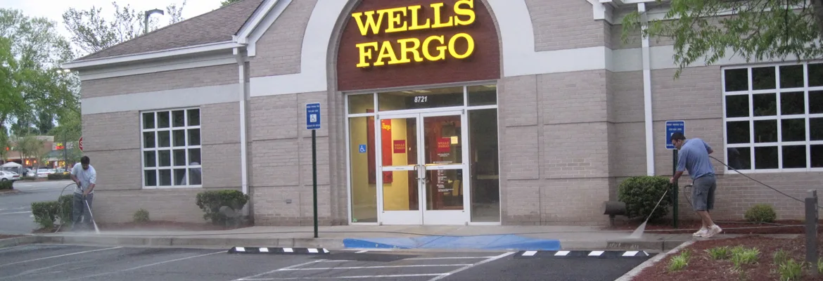 Commercial building and storefront pressure washing in Atlanta – parking lot and sidewalk cleaning