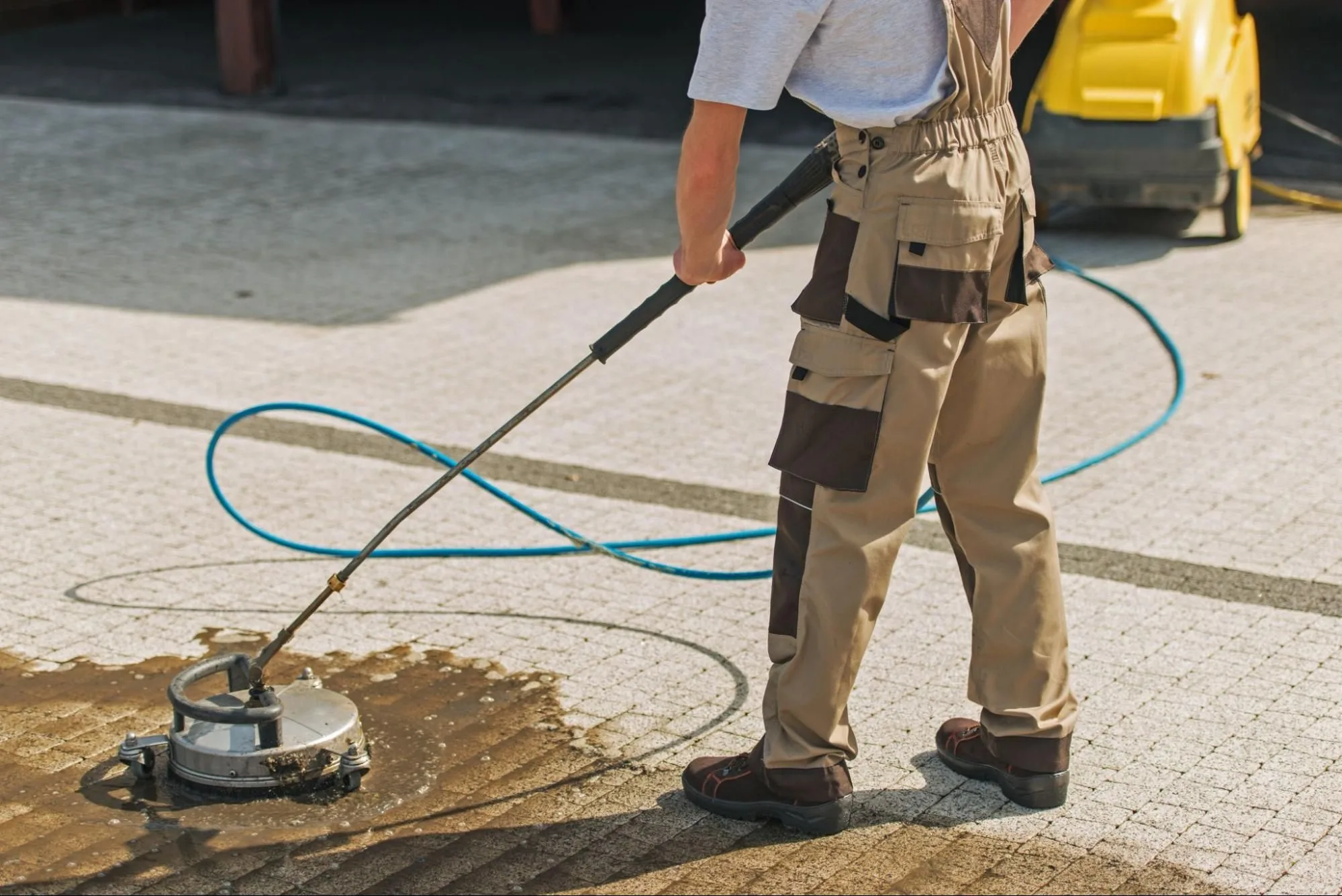 Professional residential house pressure washing service in Atlanta, Georgia – driveway and sidewalk cleaning